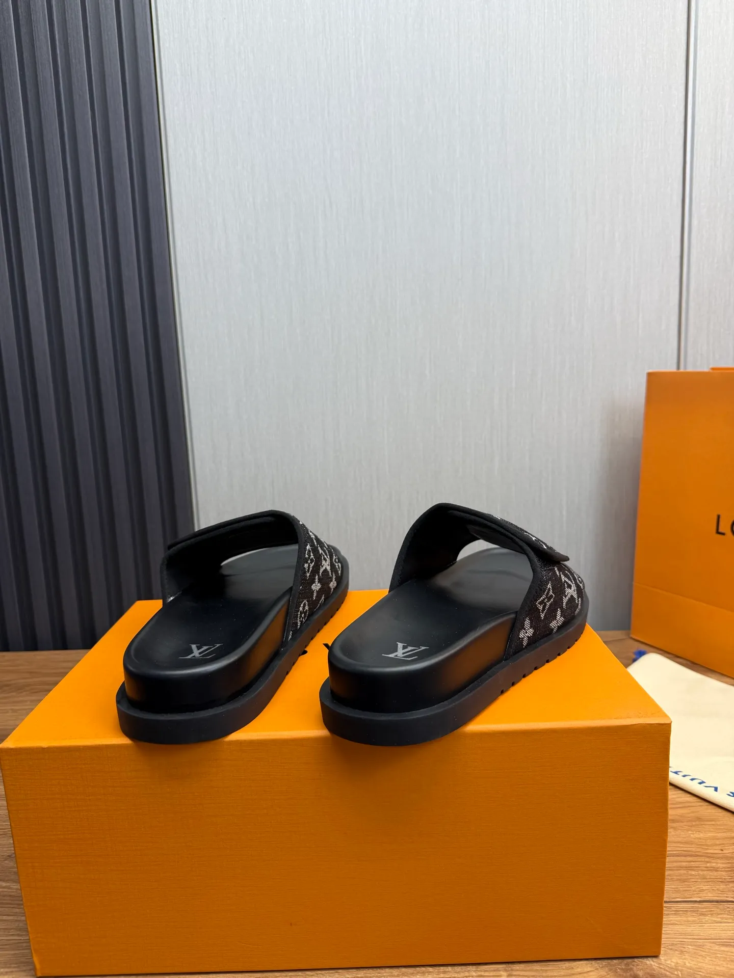 Men's shoes 💰340💰 ▪️LV's popular Little Red Book popular slippers hot sale: 1 shipment✅ Super textured and comfortable slippers, original TPU outsole. Authentic counter box drawer box packaging 🎁Size 38-45